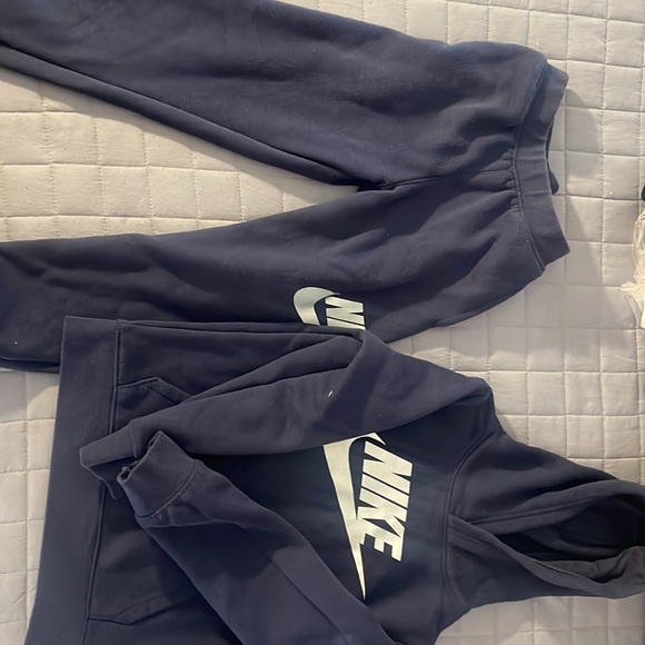 Navy blue Nike suit - Picture 2 of 2